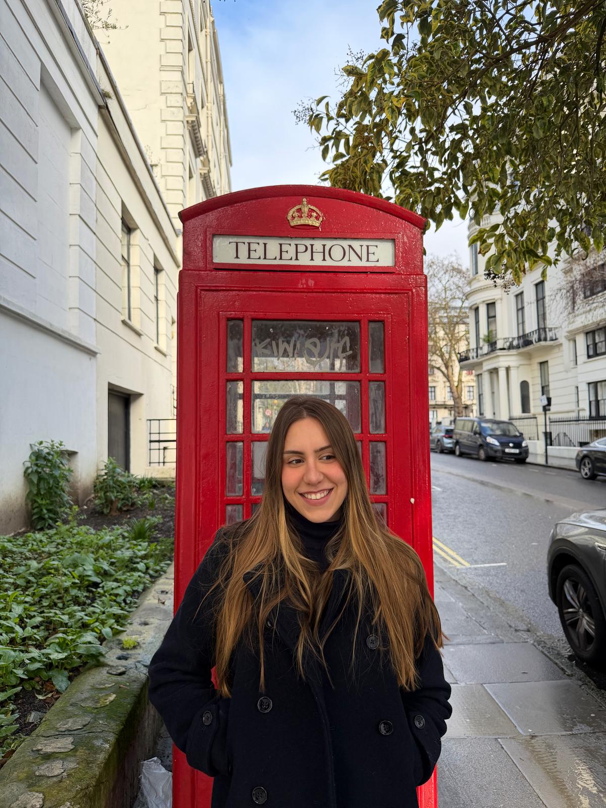 Lilien in front of a red London telephone box