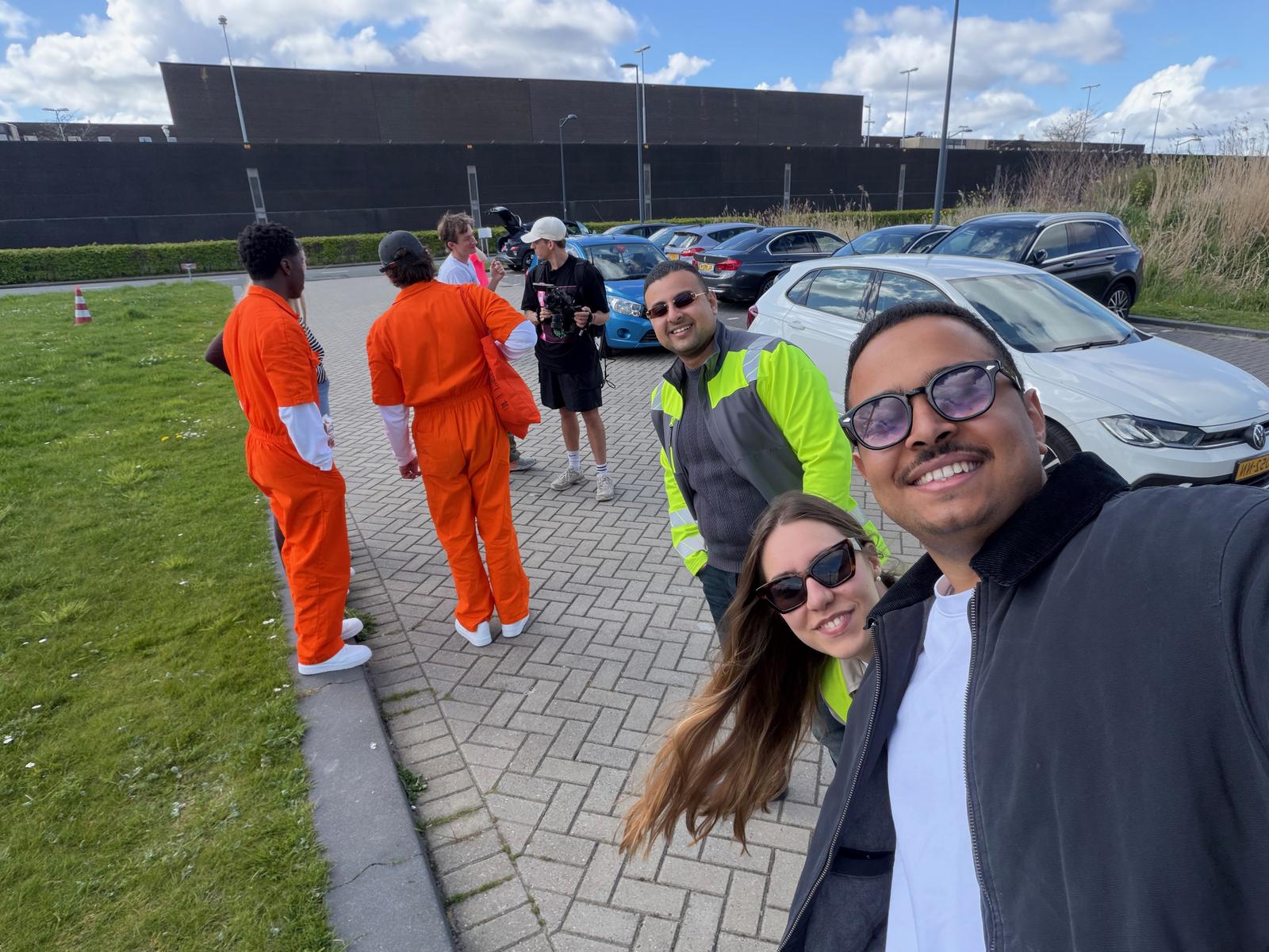 Group in orange jumpsuits playing Jachtseizoen